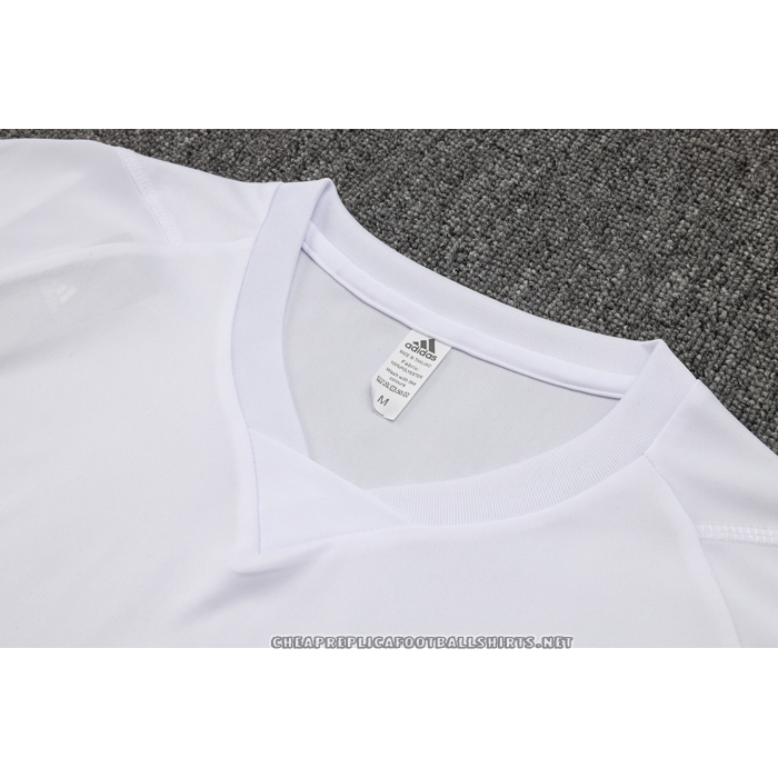 Tracksuit
 Bayern Munich 2023-2024 Short Sleeve
 White
 - Shorts
